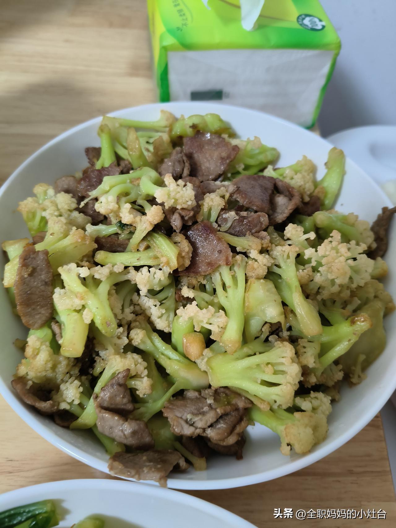 昨天晚上做了一个花菜炒肉，是我女儿爱吃的菜。

每一次做这个菜，她都会吃很多。