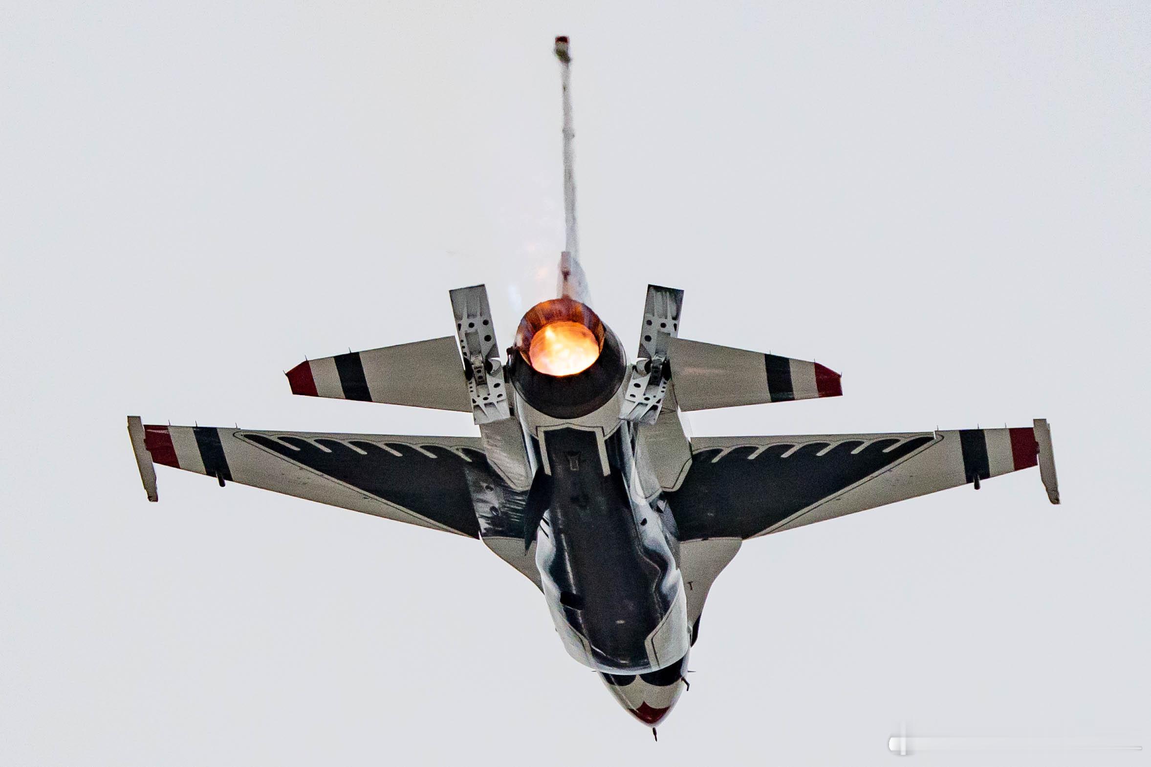 【#兵器欣赏#：#桌面兵器#   打开减速板的美国空军“雷鸟”表演机】 ​​​