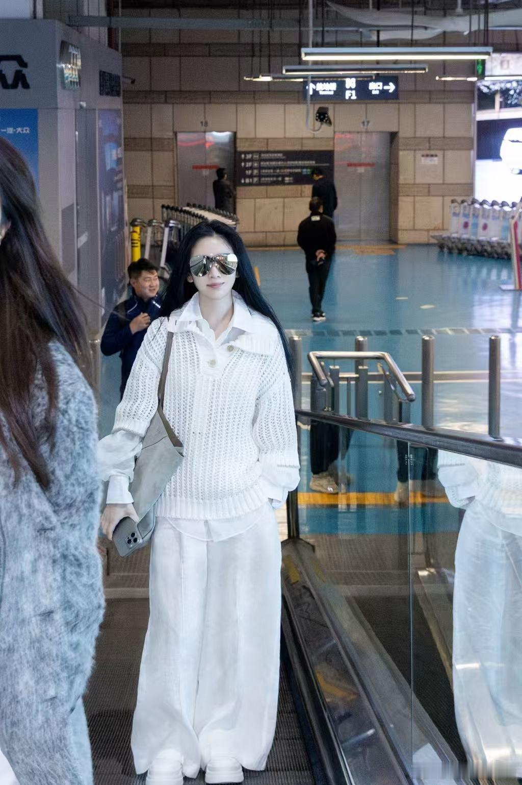 代露娃米兰时装周直播  直播即将开启，代露娃身着Brunello Cucinel