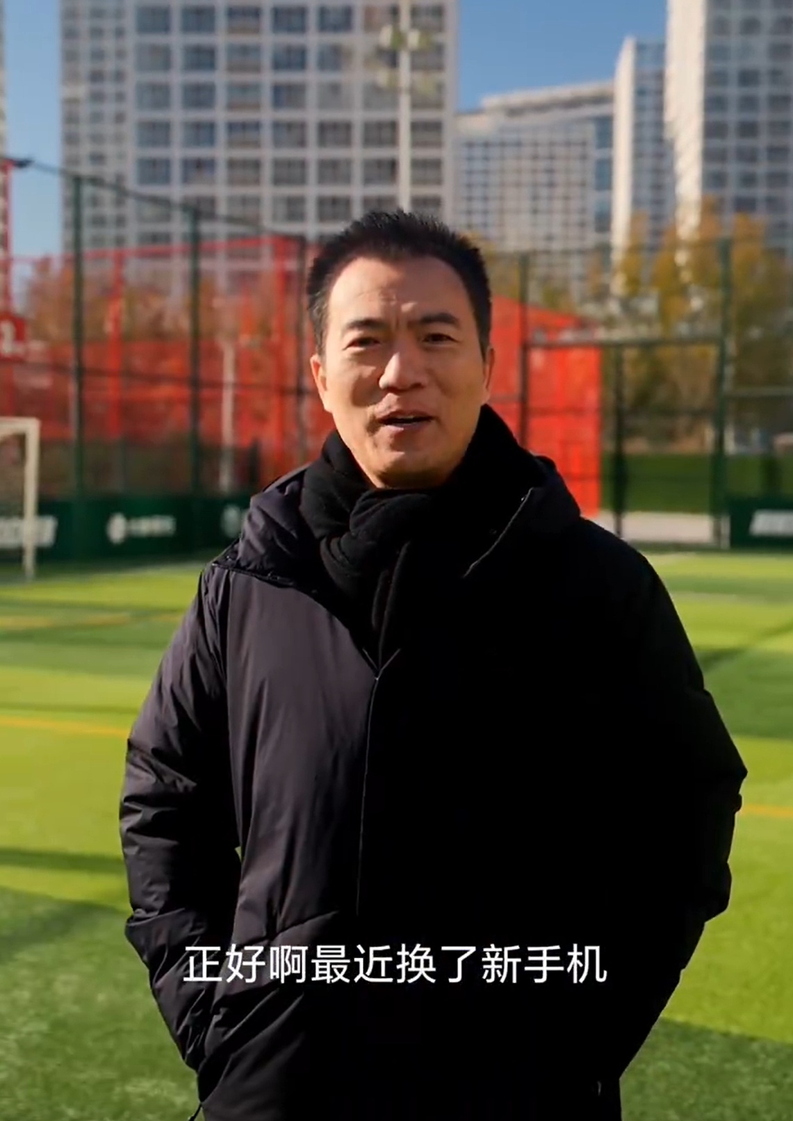 被黄健翔与小孩哥之间的互动暖到了，不仅一起踢球，还给大家拍照，这 荣耀Magic