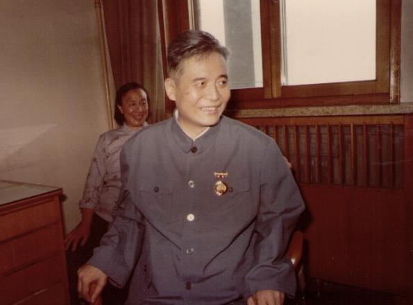 1986年，弥留之际的邓稼先联合于敏向中央提出建议，指出全球核弹理论已近极限，未