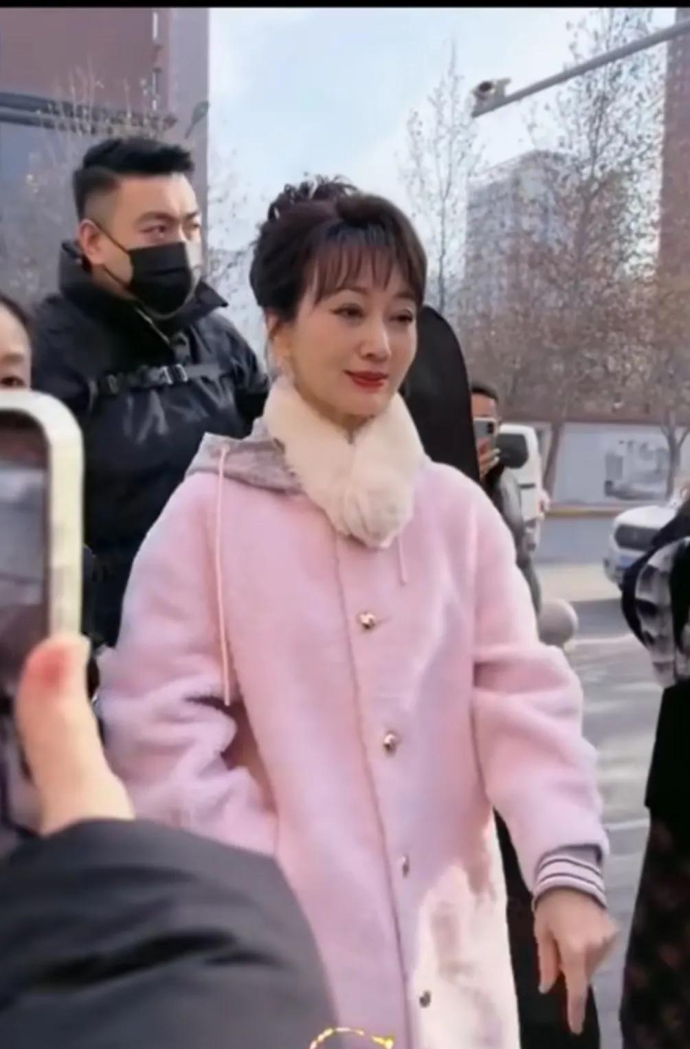 七十多岁的人，还是这么粉嫩，没有白头发，背不驼腰不弯，走路轻盈，完全是一个年轻人