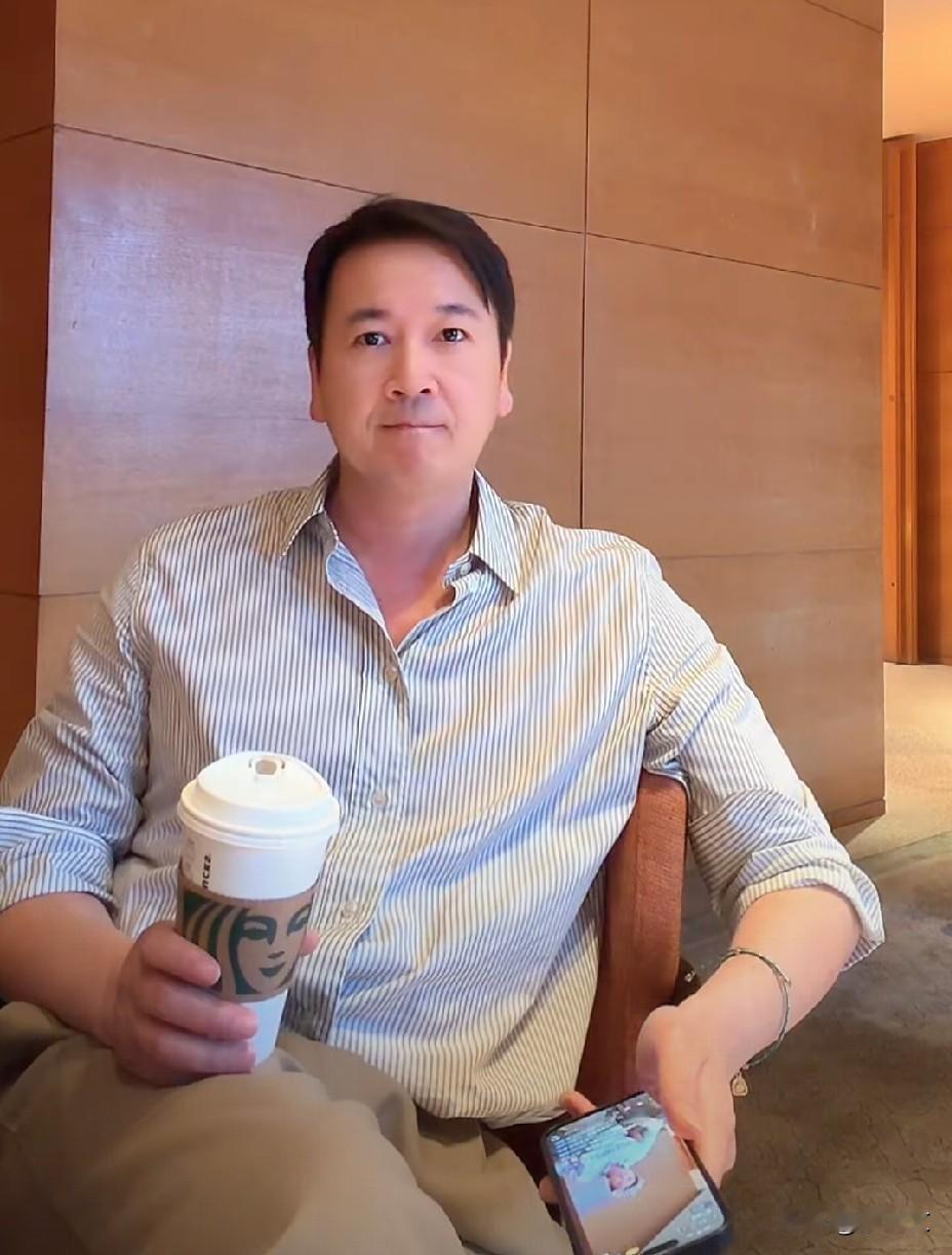 赖文峰和杨钰莹能走到一起，估计孩子都上大学了，他确实很帅气，没有什么变化，孩子也