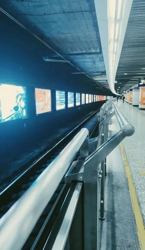 地铁上，一个孩子让我红了眼眶

校对书稿加班到晚上八点多，拖着疲惫的身子挤上地铁