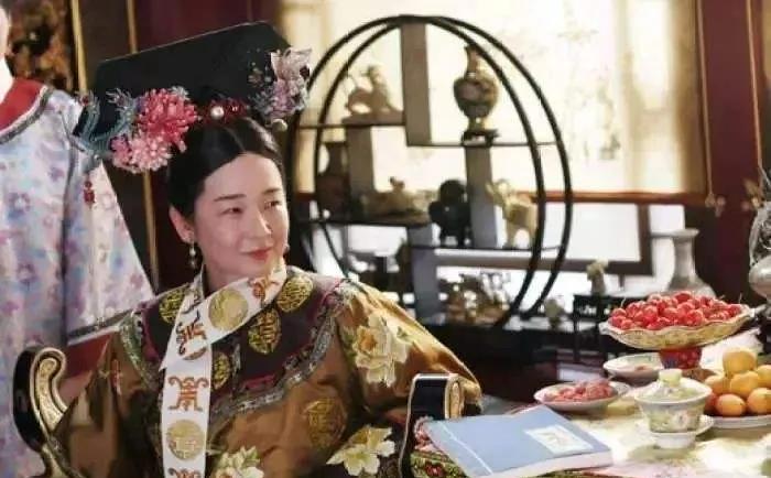 慈禧晚年身子虚，一觉醒来，床单湿一片。

这毛病在宫里时还能靠太医遮掩，可逃亡路