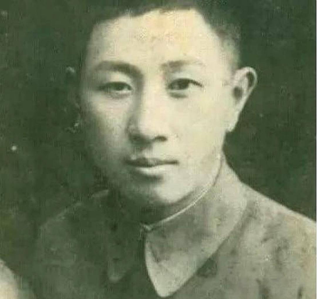 1936年，西安事变中，侍卫翁自勉舍命救蒋介石，导致右腿落下终身残疾。面对这位救