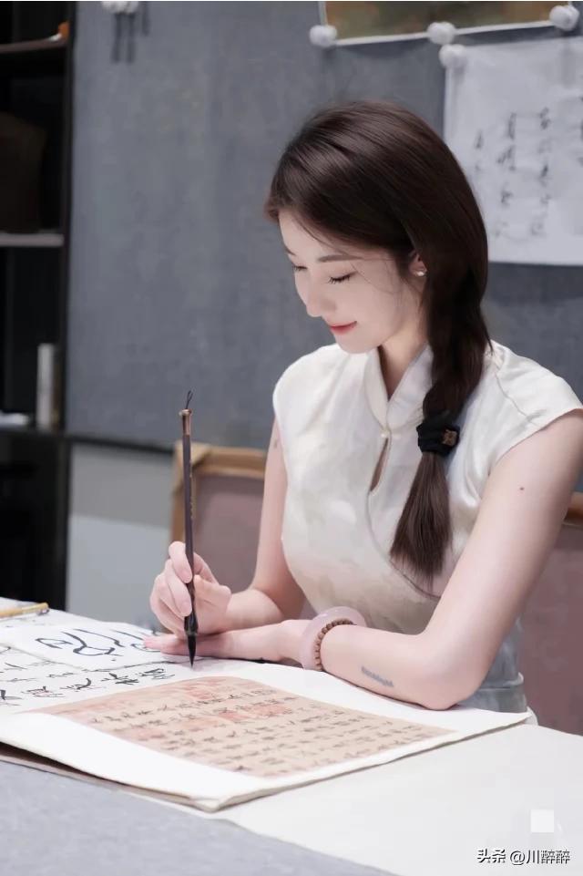 上联：走笔龙蛇绘春秋
下联：墨韵书香写古今