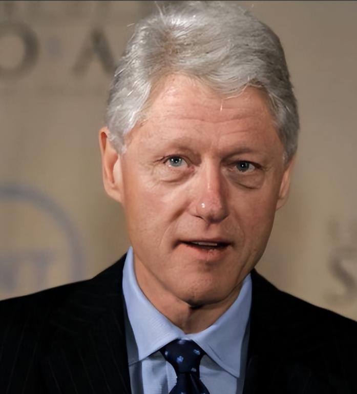 克林顿突然出来喊话，把窗户纸捅破了。
他说中国早晚要超过美国，让某些人别再装睡了