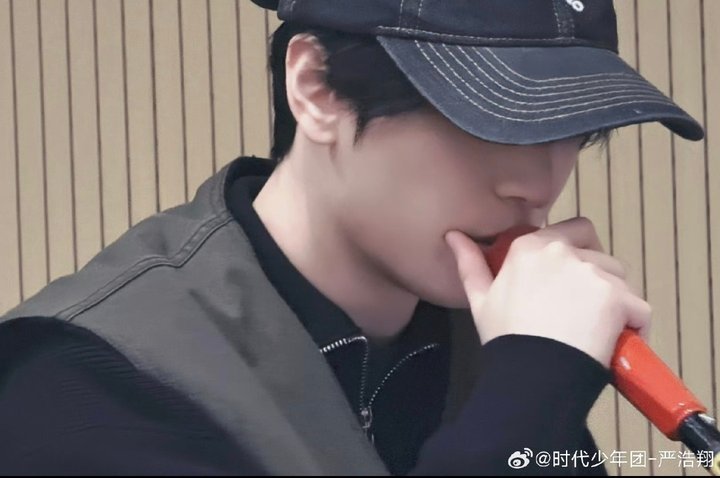 娱乐严浩翔开工录歌严浩翔下一首继续严浩翔下一首继续，闪耀的红色！ 