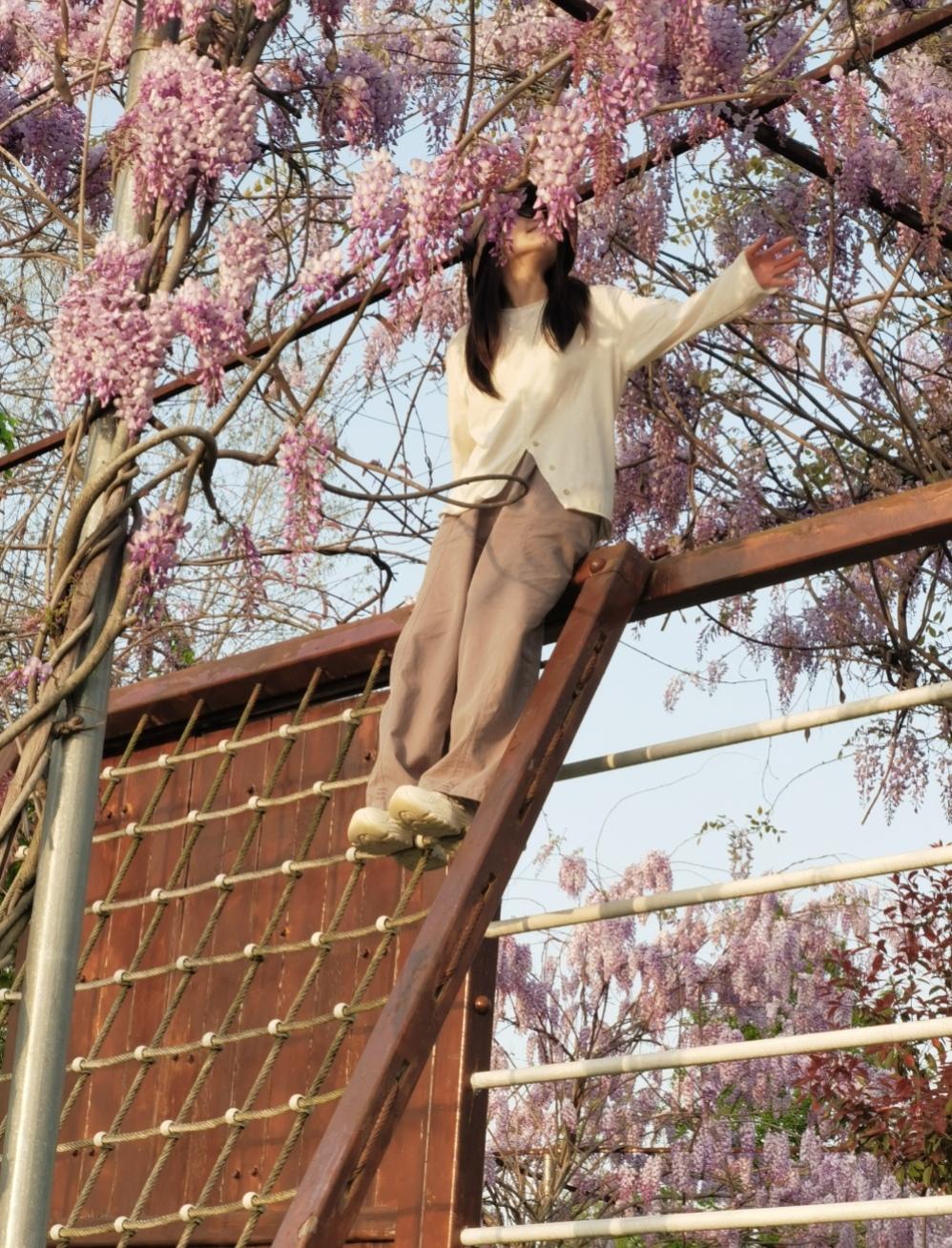 上午见到孩子时，
前婆婆也下来了，
让我晚上去陪孩子睡，
她去南山。

所以今晚