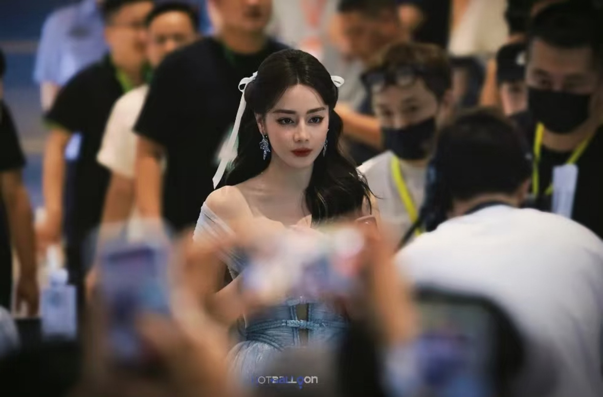 迪丽热巴直播   转圈圈  她真的是公主吧👸🏻 