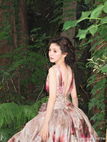 章若楠仙女塑章若楠打翻仲夏夜的调色板 斑斓色彩碰撞出别样美感，章若楠造型精致耐看