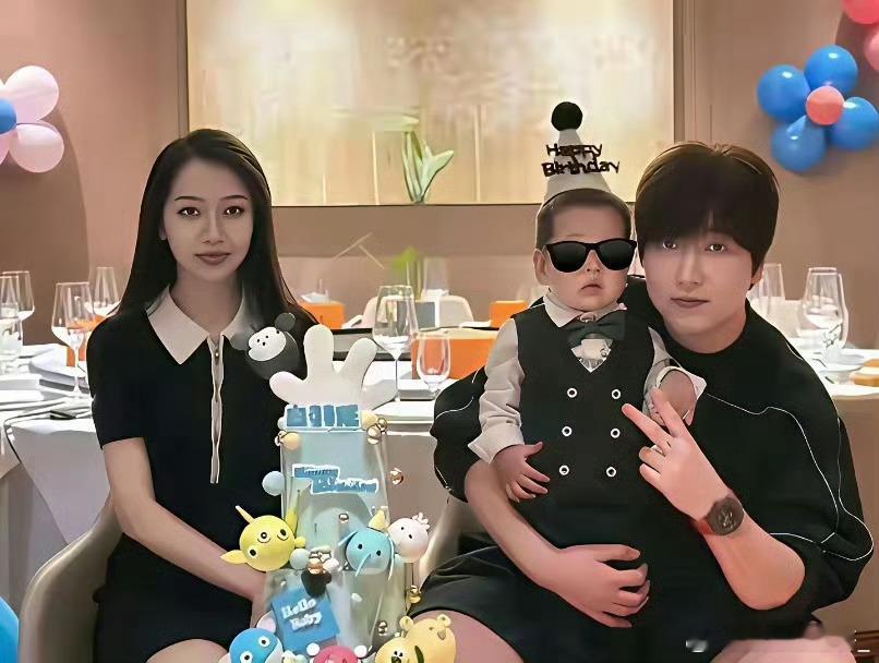 白冰从发廊小哥到偷税网红网红白冰的人生反差太让人唏嘘，从底层发廊小哥摸爬滚打，靠