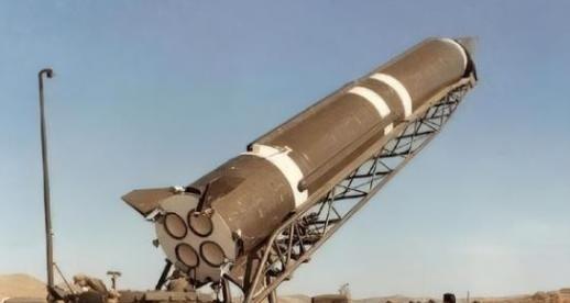 一口气花35亿买东风导弹，又砸150亿请中国驻军，付款极其爽快。谁能想到，在战火