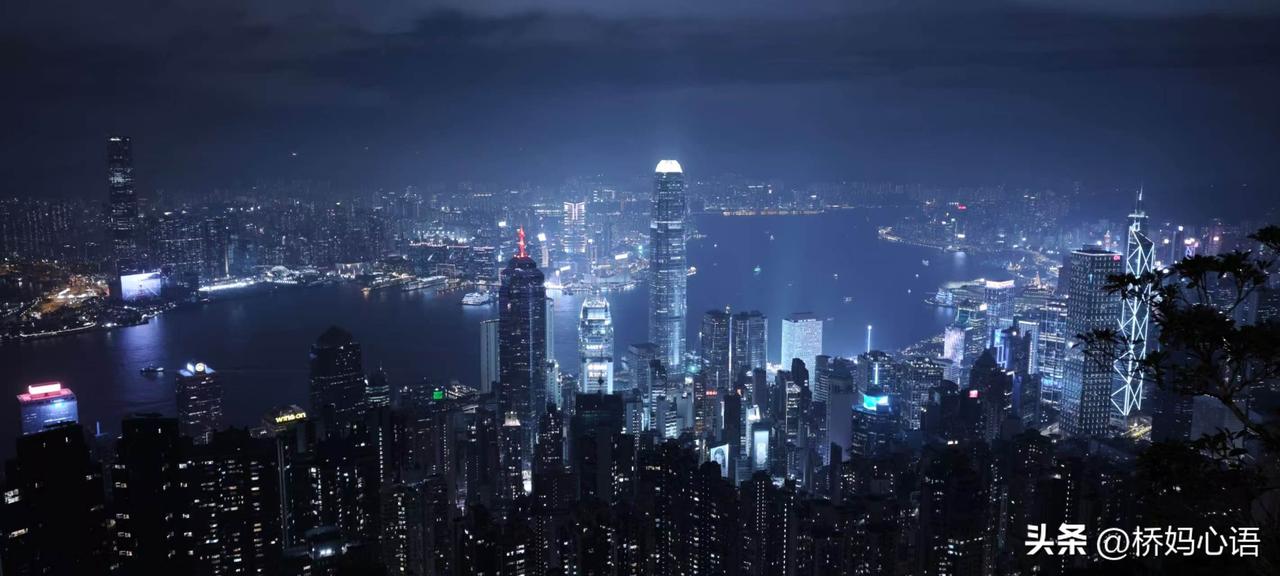 昨天晚上下班，老公兴冲冲的对我说，老婆，今晚请你去看电影。

说着，老公从兜里掏