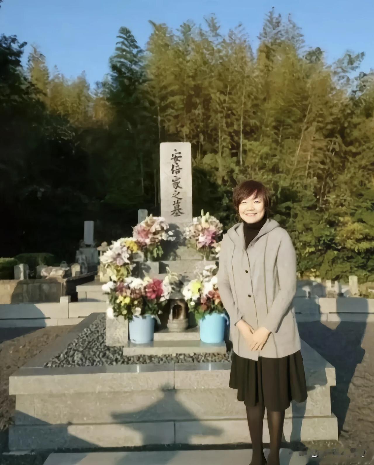 日本的安倍首相已经去世两年多了！每年他的幕前总有一位女性兴高采烈的站着打卡！你是