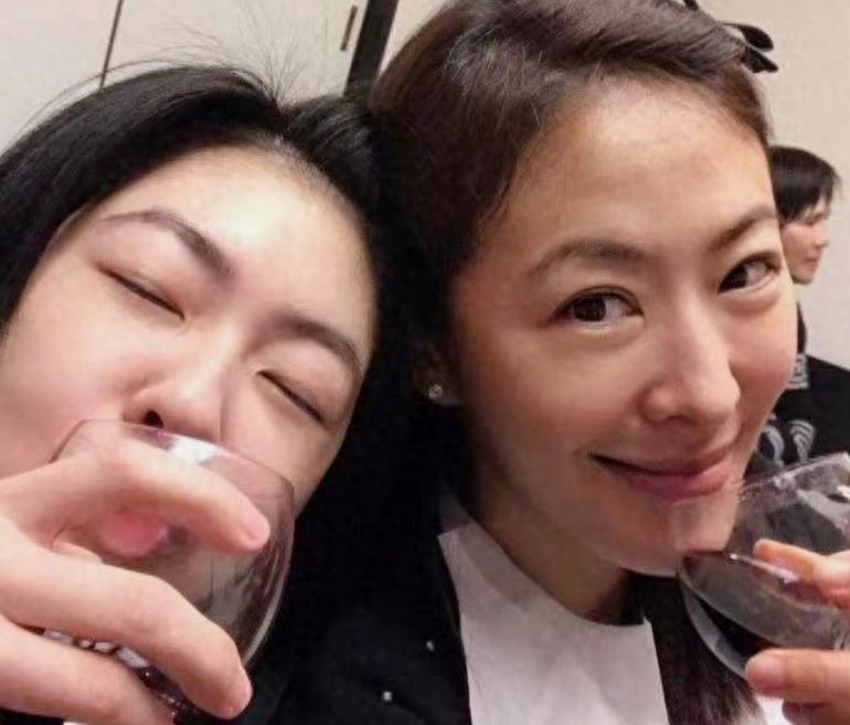 前夫汪小菲太伤心网上指责，前婆婆休息3天，还被指责。
 
倒是S她自己的亲属带她