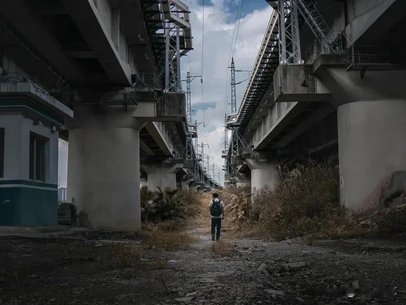 生活就像一场充满挑战的马拉松，“关关难过关关过，夜夜难熬夜夜熬”，每一步都走得艰