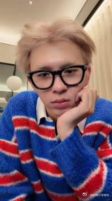 何浩楠素颜直播 宝子素颜直播就像一场视觉盛宴！没有精致妆容的修饰，他的皮肤白皙透