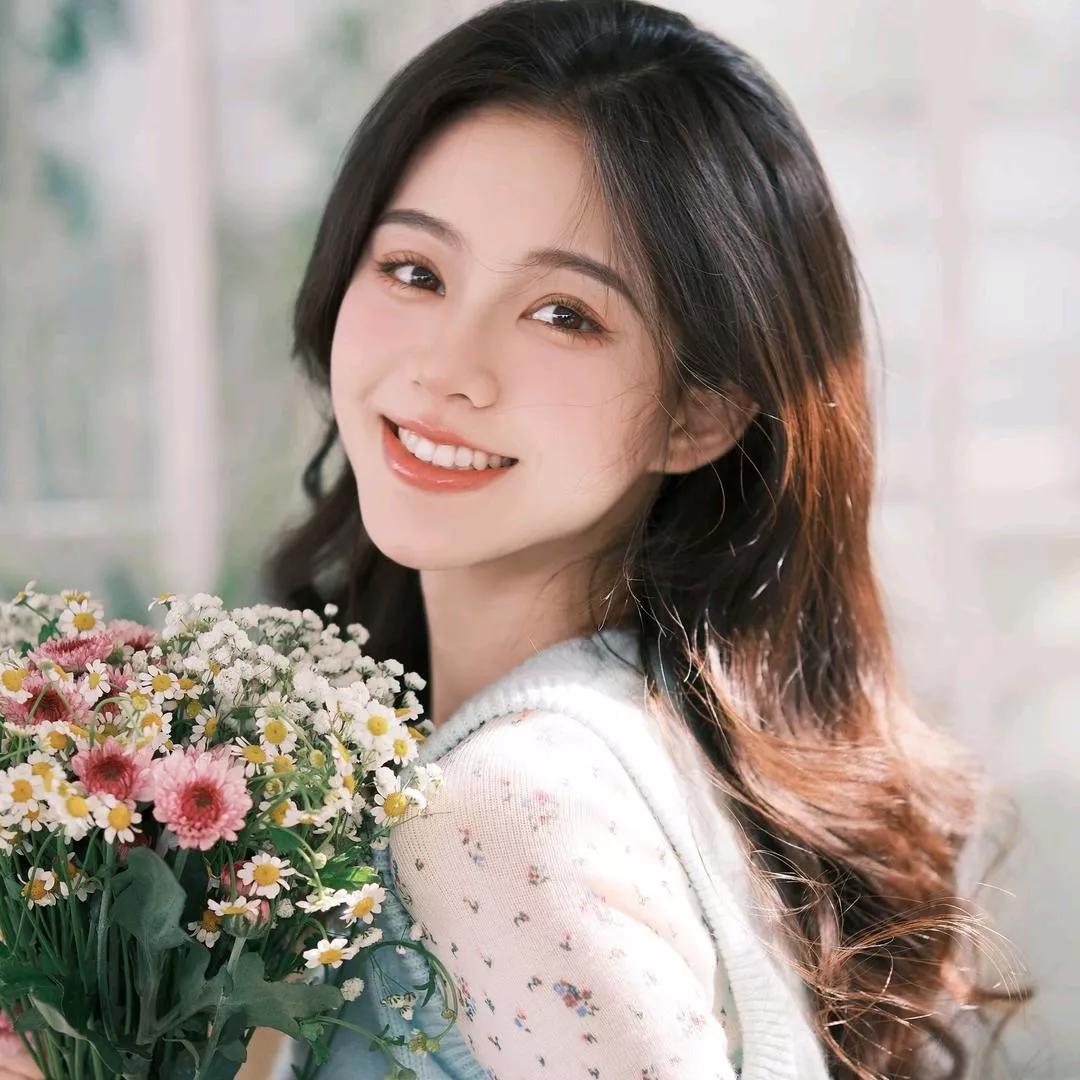 温柔笑颜，花香她笑靥如花 温婉眸光 淡雅笑靥 仍然笑靥如花 花香人陶醉 晨光里的