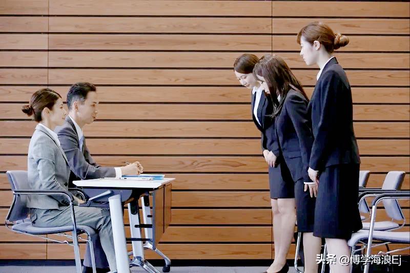 这些老板的套路太可怕了！
现在专门注册公司招聘女大学生，开出七千五加提成的高薪，