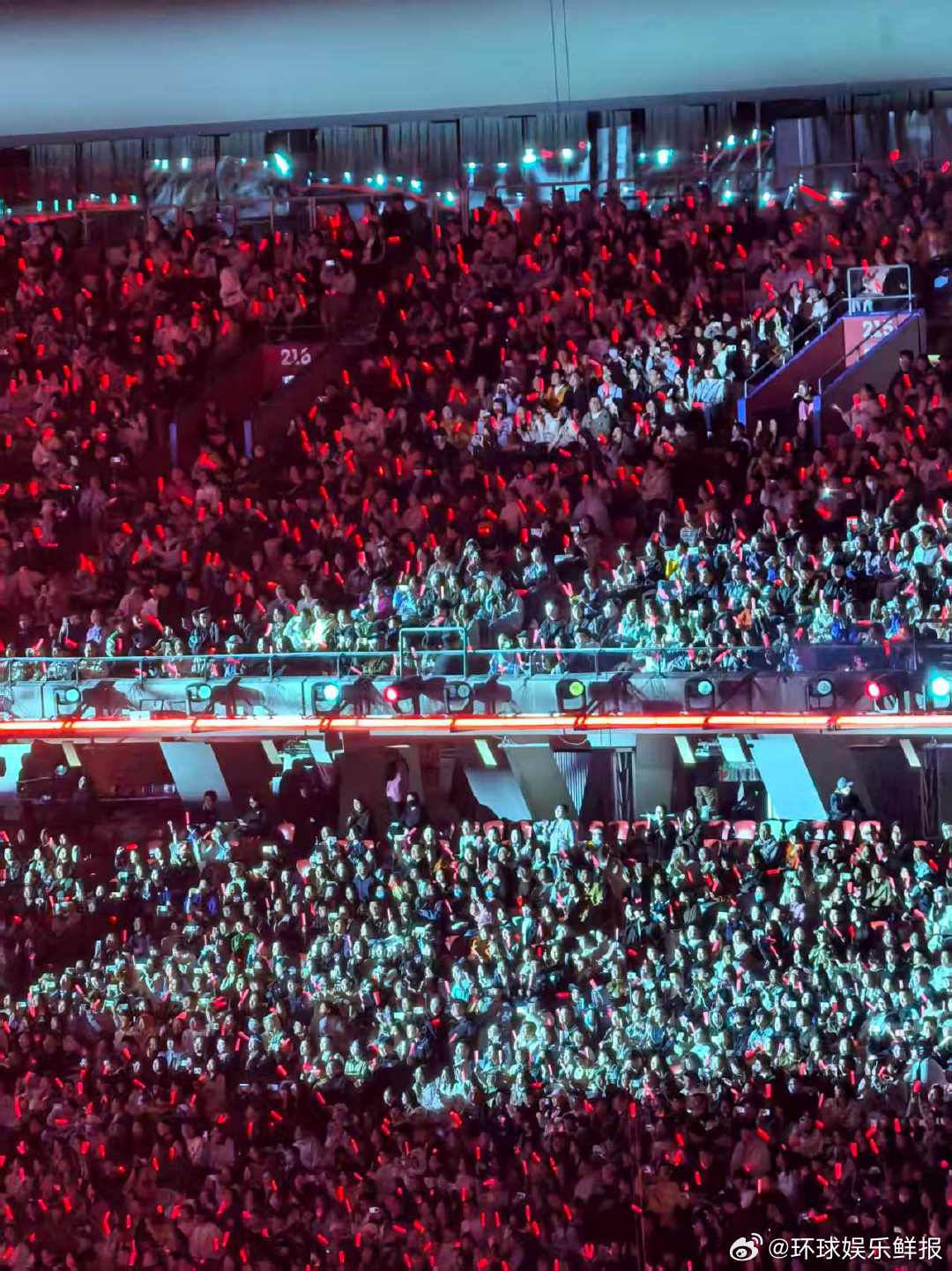 张杰鸟巢上座率肉眼可见的满场！张杰鸟巢上座率太绝，全场都是人头和应援海，顶流排面