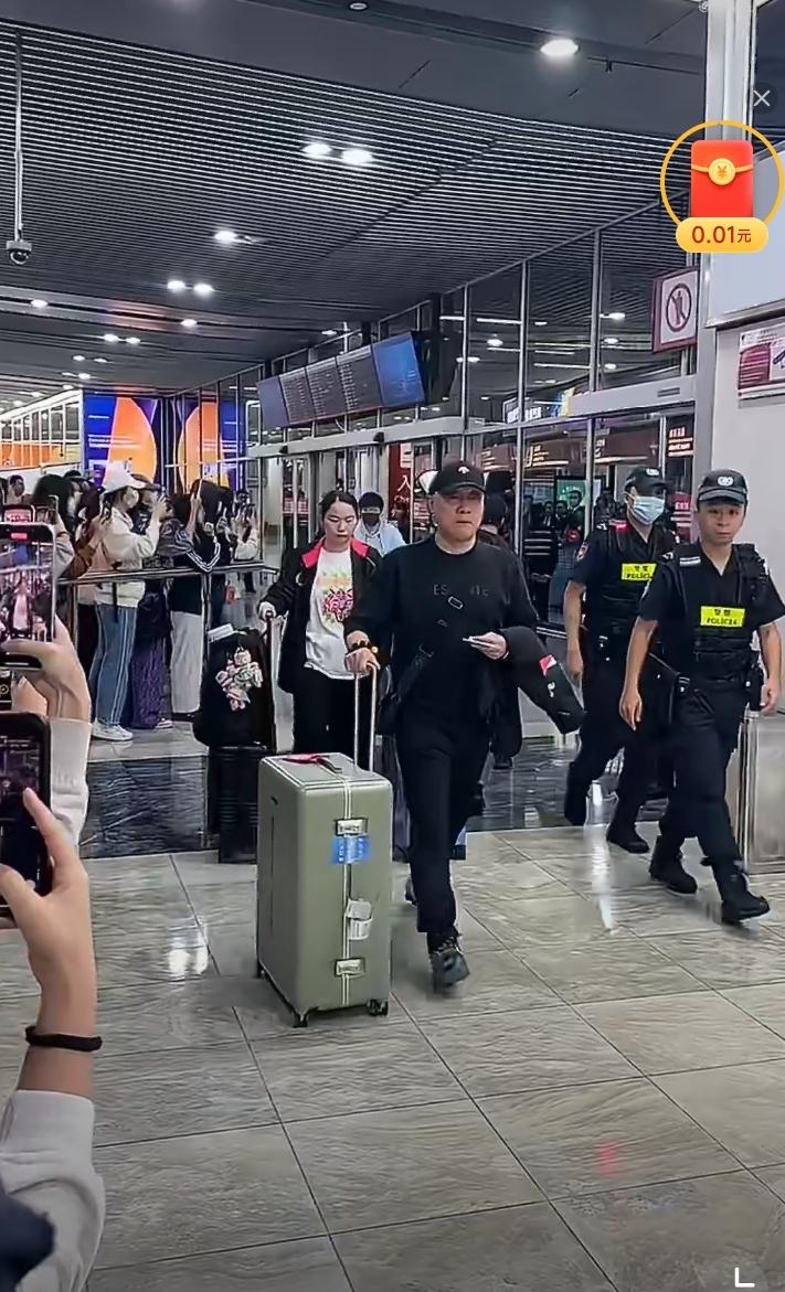 刚刚过了25岁生日的孙颖莎平安落地澳门！
代表河北队出战的孙颖莎今天赶赴澳门参加