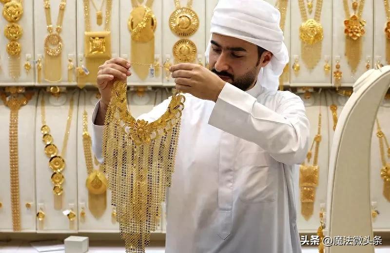 大量滞留在迪拜的黄金，正打折出售。
迪拜黄金打折出售这事儿，听着就很诱人。黄金一