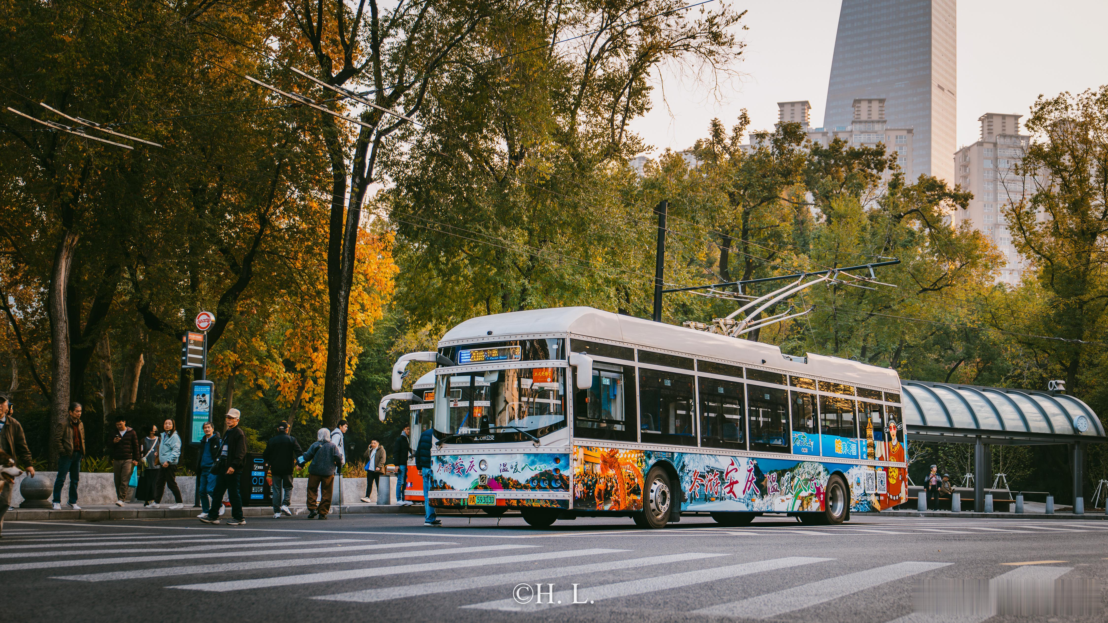 20路电车身上的安庆旅游广告又一次换季，来到了冬天。车尾上贴的安庆美食很诱人。 