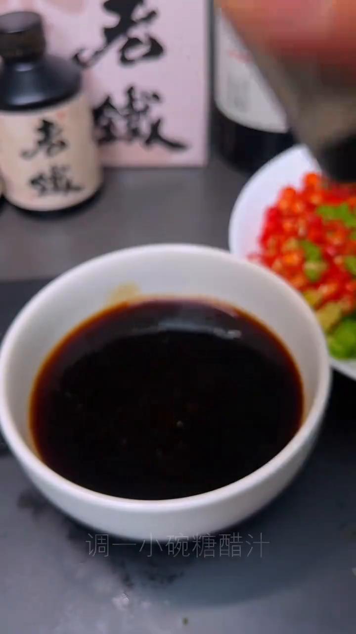 假鱼海椒。
以前的穷人家里吃不起鱼。
·泡椒和泡姜按平时做鱼的路数切成末，再切一