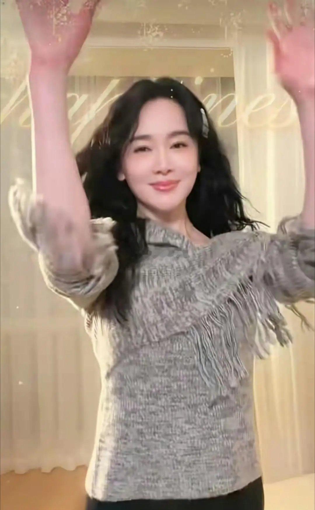 近日，48岁左小青一段跳手势舞的视频引发热议，她身着毛衣搭配油画卷发，状态轻盈，