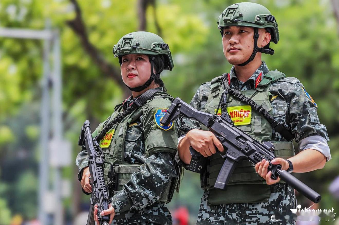 越南街头巡逻的武装人员，似乎是特警。高切盔+单兵装具+蝎式冲锋枪上的战术导轨，形