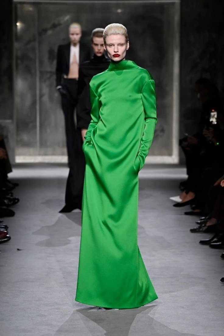 Tom Ford 2025秋冬秀场系列是一场极致奢华与暗黑力量交织的感官盛宴，将