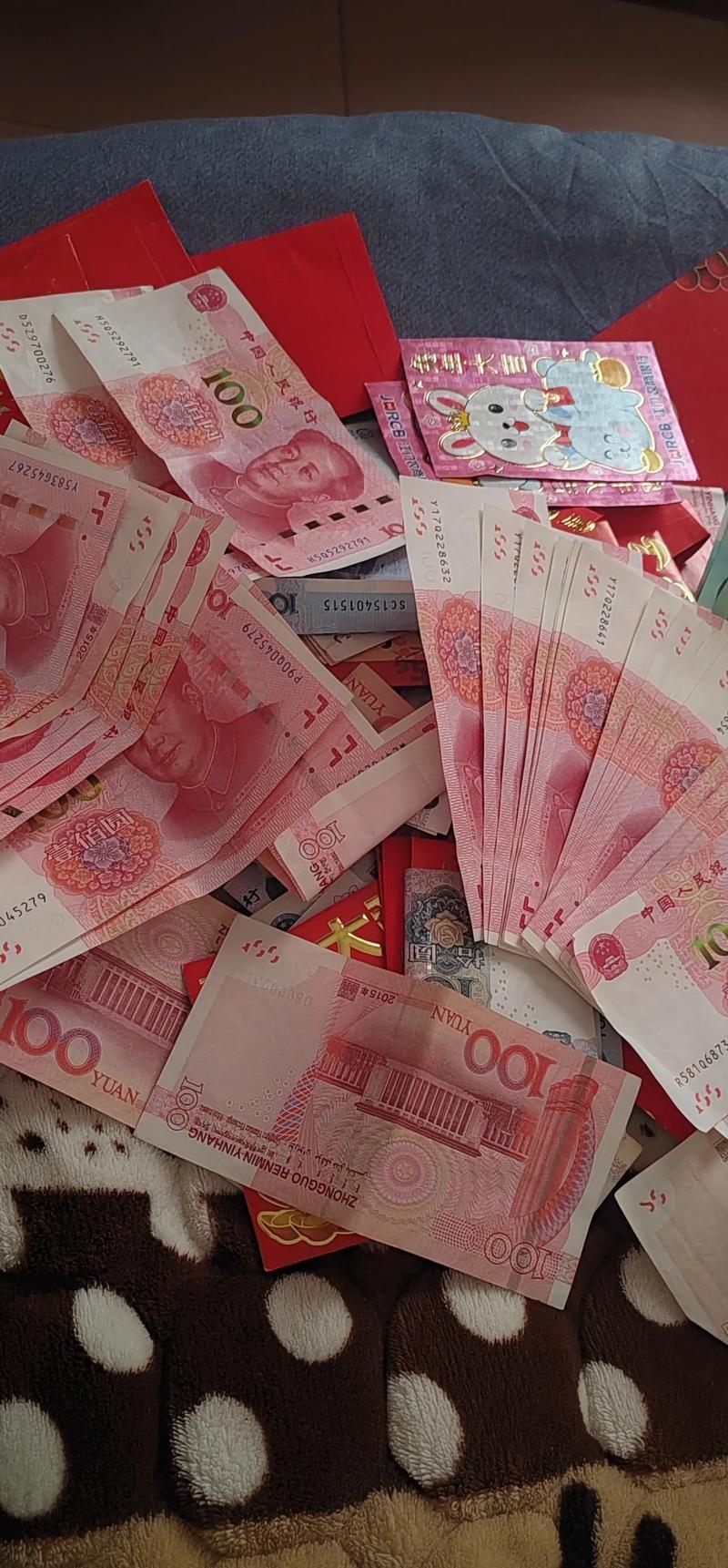 压岁钱涨到300，

家里快吵翻天了，

今年还能怎么发？

去年过年发了360