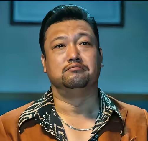 此时此刻的他，就是这个表情，心里应该是五味杂陈的吧！