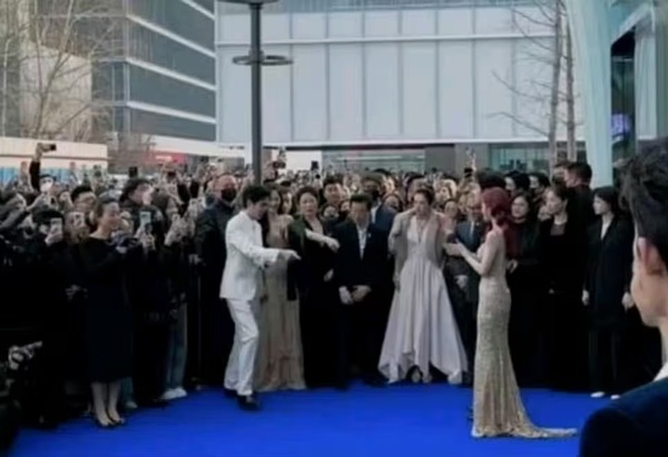 唐嫣粉丝好尴尬啊，拿个自媒体的话当圣旨，明明现场有那么多视频为证，是ceo给张若