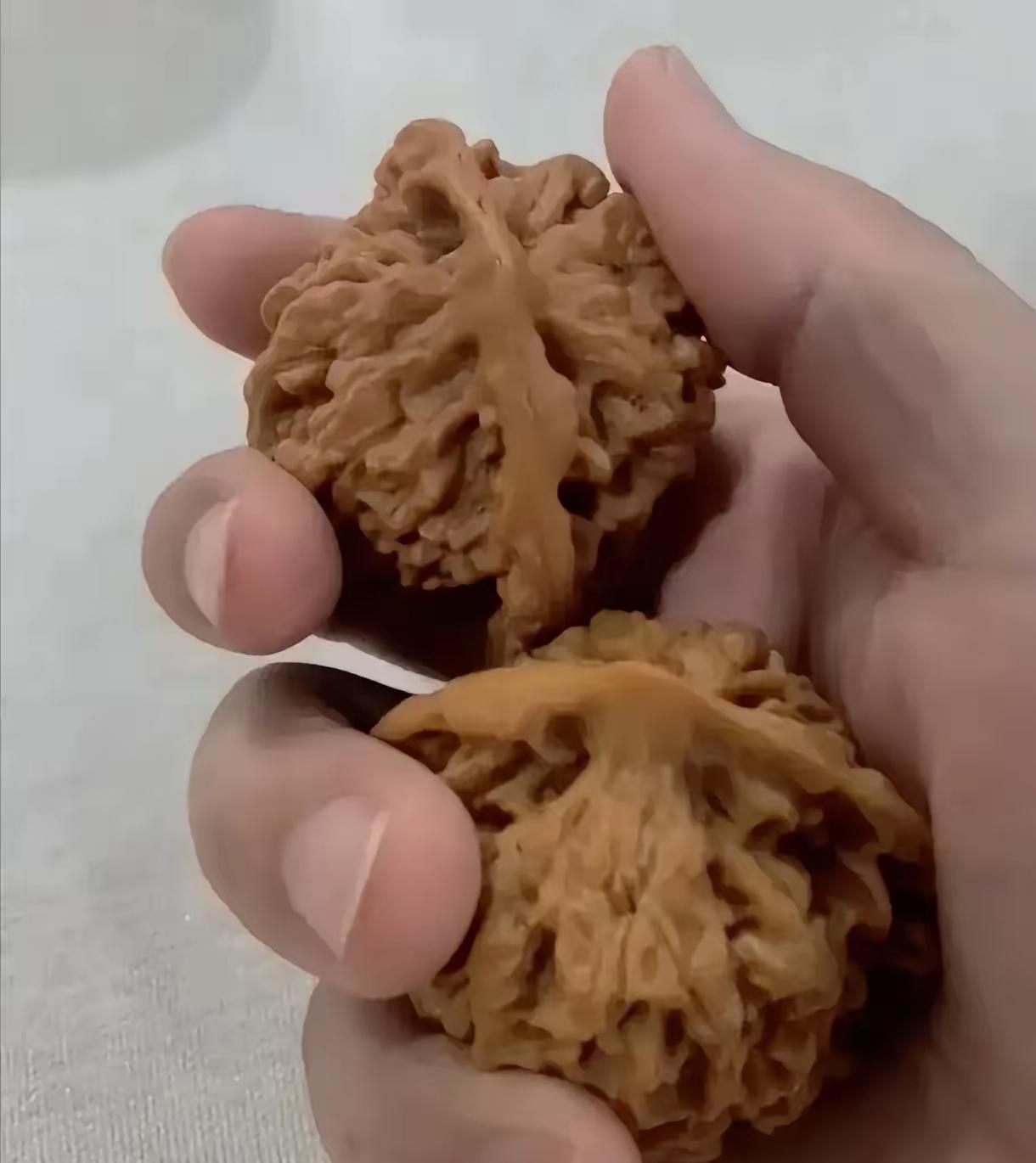 我一个叔叔心里都崩溃了，原来他盘了七年的核桃，被我小侄子无意中敲碎后现出了真相，