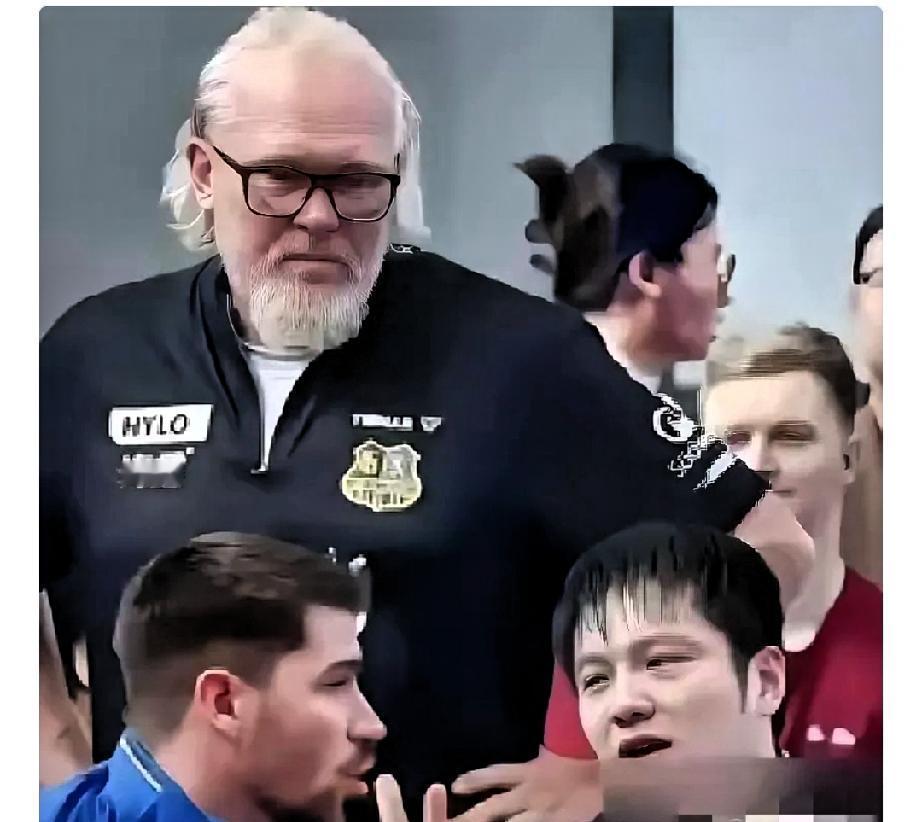 德国人签下樊振东，根本不在乎他赢不赢球。
他的首秀门票，30分钟售罄。
俱乐部百