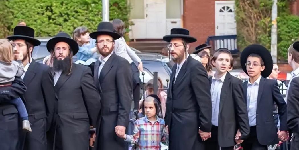 这事儿得从美国那笔惊人的账说起。自 1948 年以来，三百多亿美元的援助像流水一