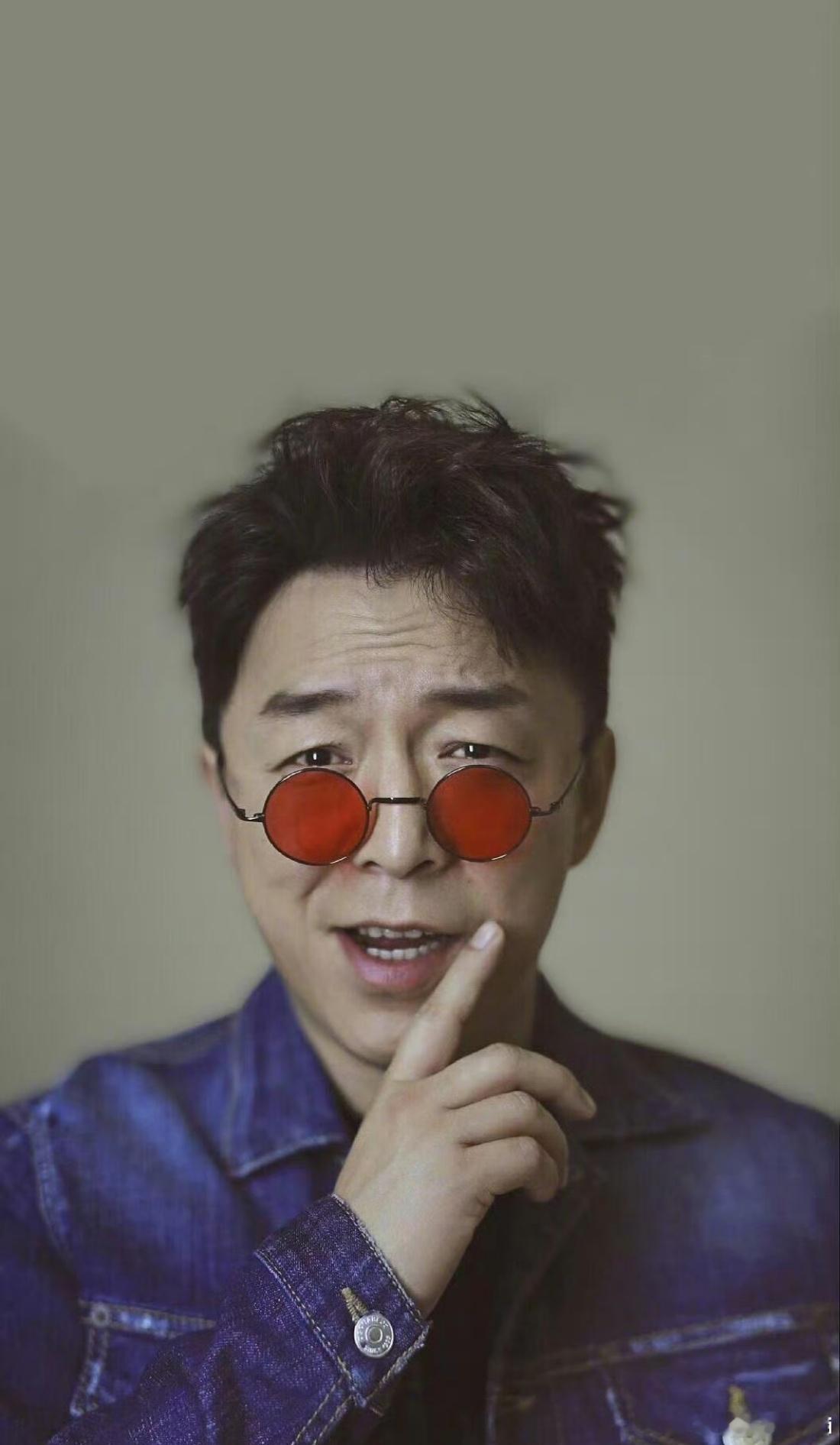 黄渤青岛话的神 很多人模仿黄渤说青岛话，但总觉得差了点味道。因为他不仅仅是会说，