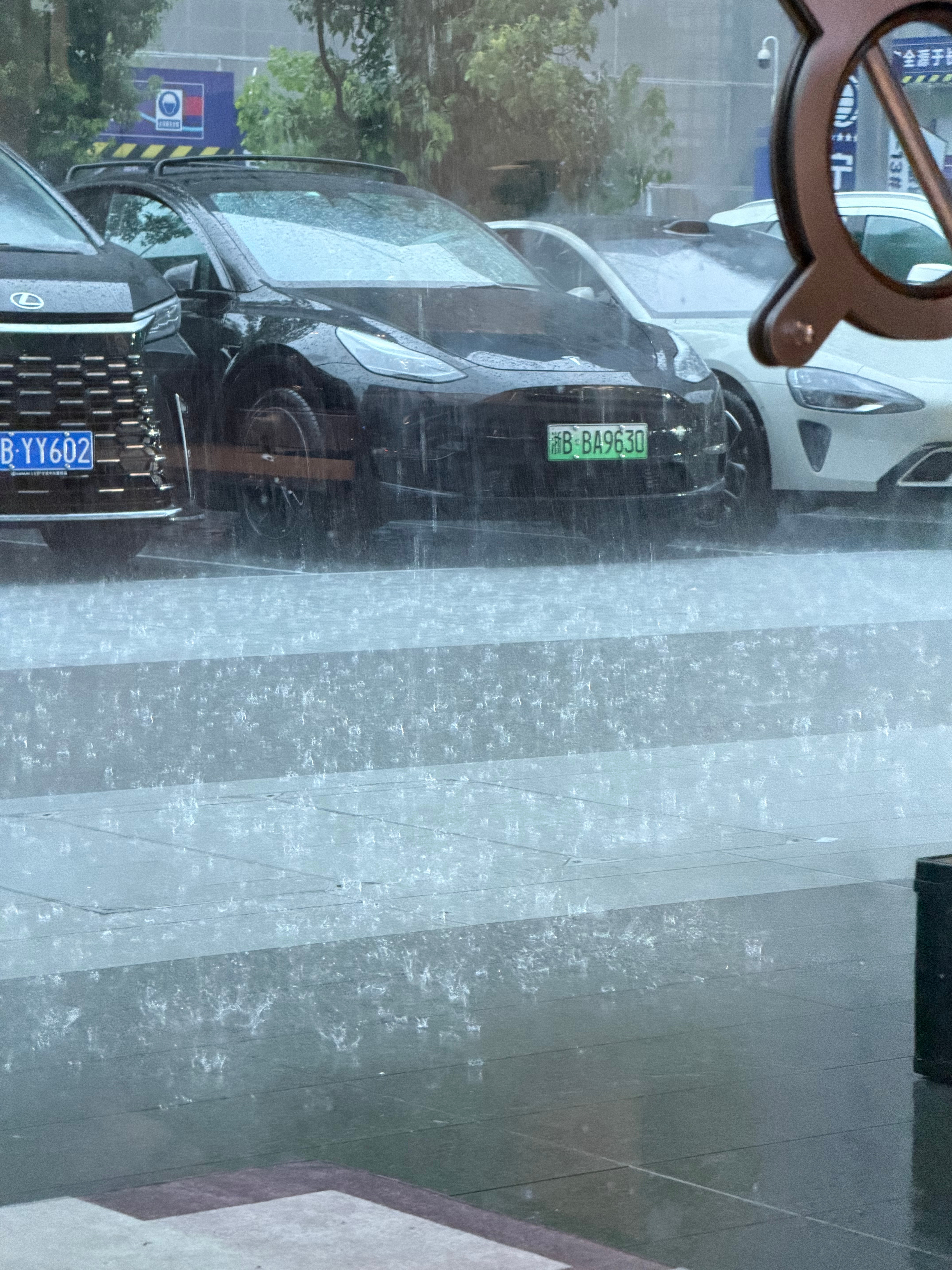 出门还是阴天，一坐下就大暴雨了 