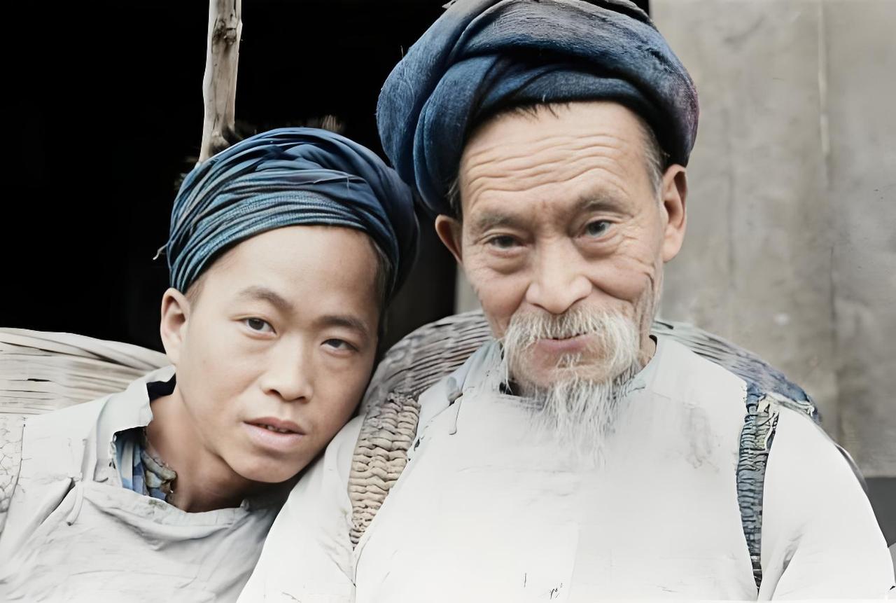 这张拍摄于1944年山西省的照片，定格了两代男人的瞬间，画面中，一位老者与一位较
