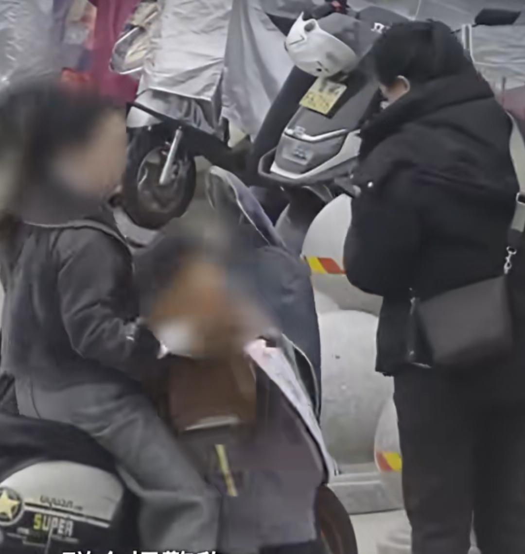 “前面那个是不是你妈妈？”福州街头，民警牵着一个小小的身影，在人行道上慢慢走着。