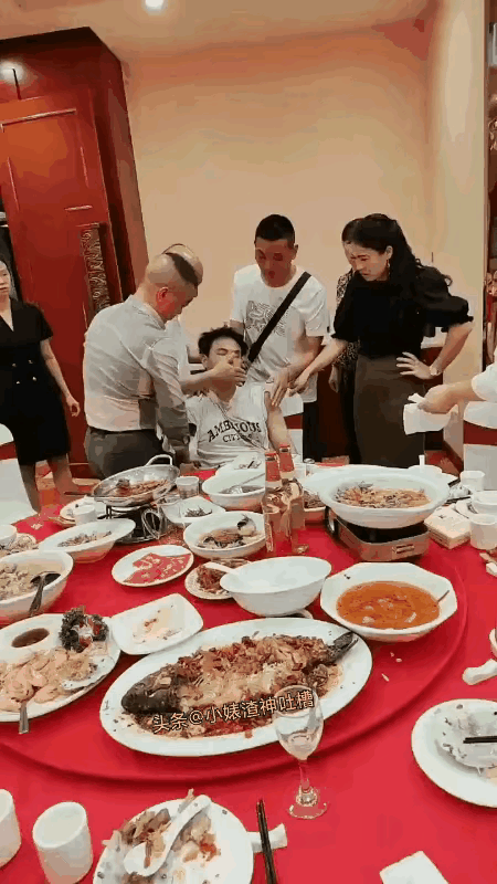 坏了坏了！同桌喝喜酒的小哥，喝断了篇！主家大叔不停地拍打他的脸，试图唤醒他。同桌