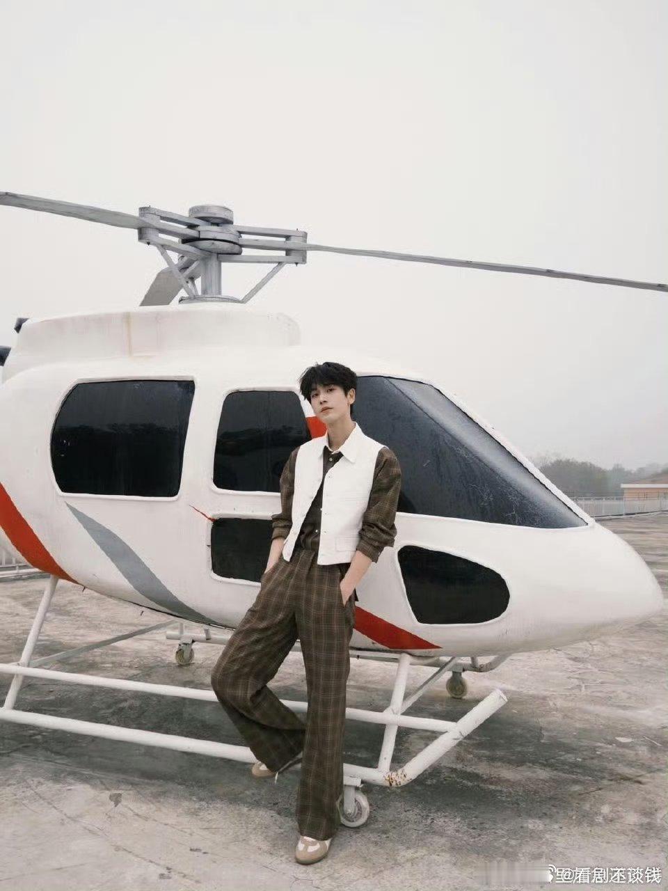 张凌赫格纹套装白马甲look，一整个有被帅到了，扑面而来的霸总气质啊~  张凌赫