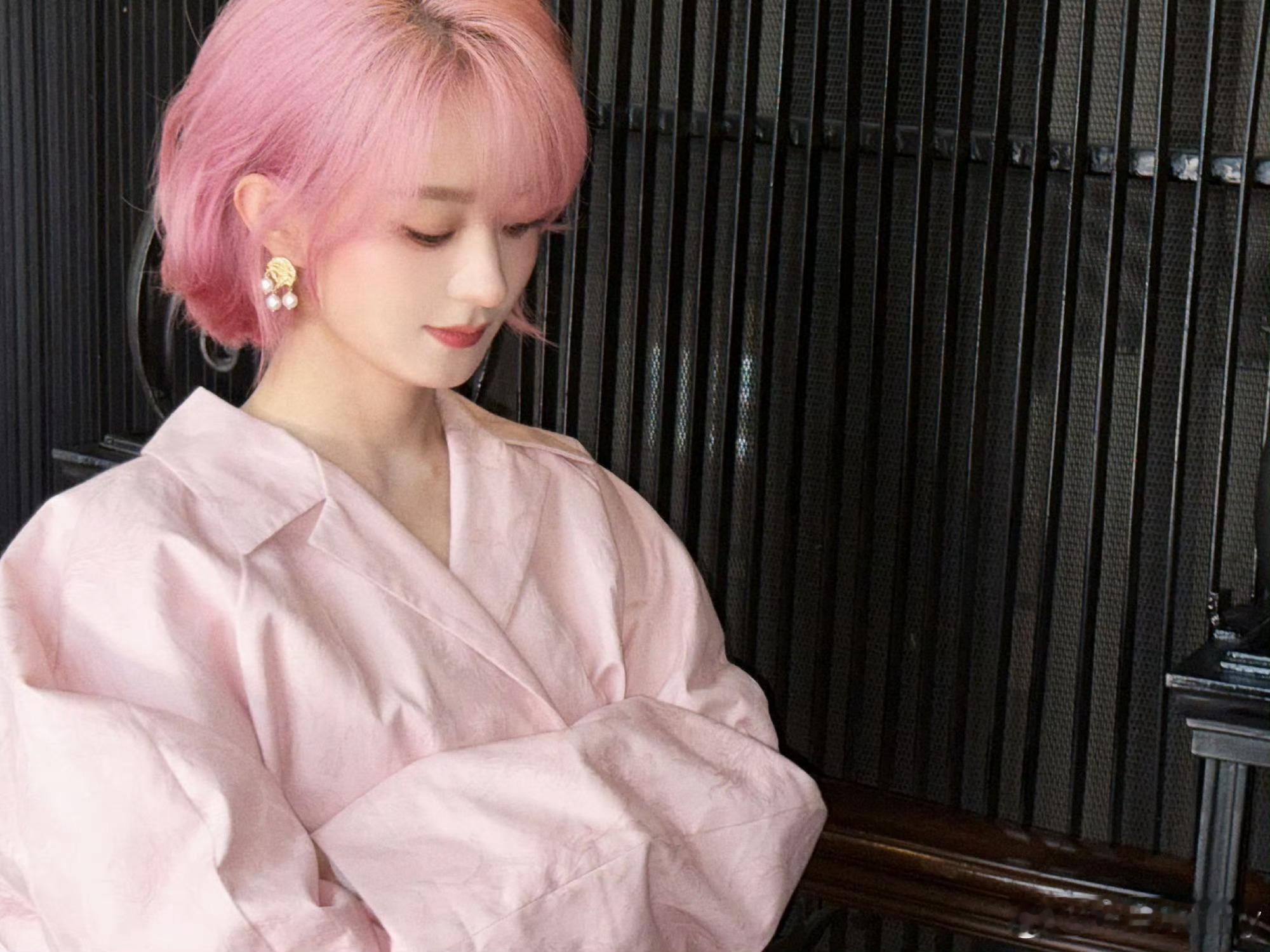 赵丽颖撕漫女[比耶]今天好幸福啊！！有这么多美图可以看福利满满👏杨单给赵丽颖化