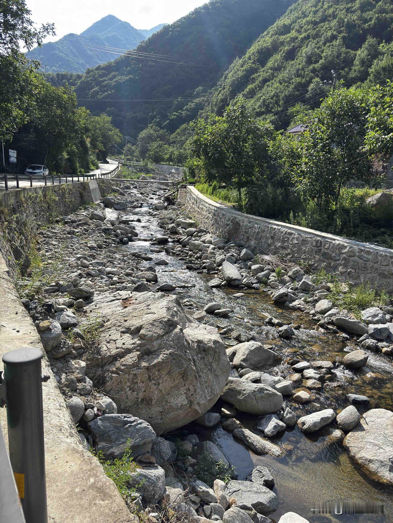 蓝田唐家湾附近随拍，这里属于原来的红门寺乡管辖，大山深处，河道的水很清澈，你来过