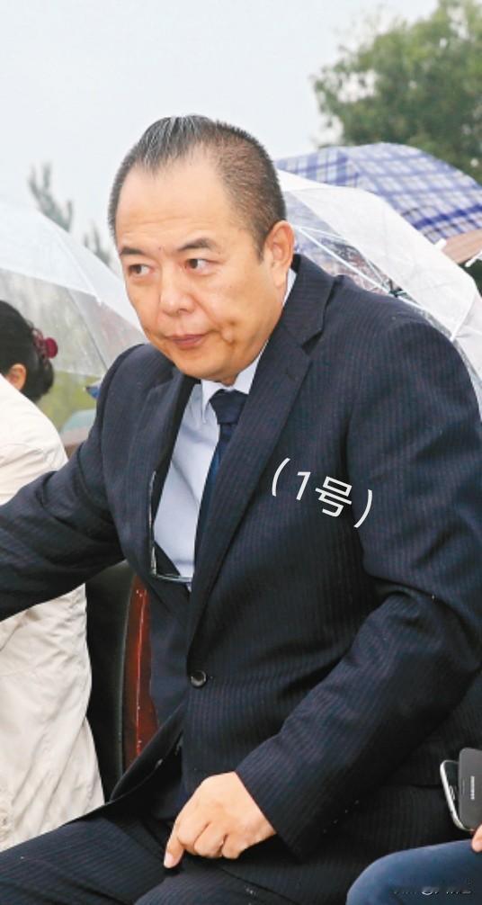 据说现在这几位艺术家曾经很受大家欢迎，不知不觉中，他们的行为规范都不知跑到哪儿去