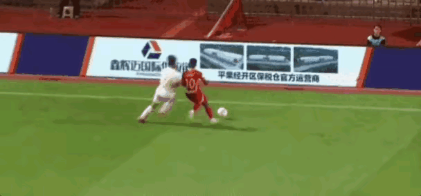 把对方外援撞成颈椎骨折还举手装无辜，这是足球最丑陋的一幕！