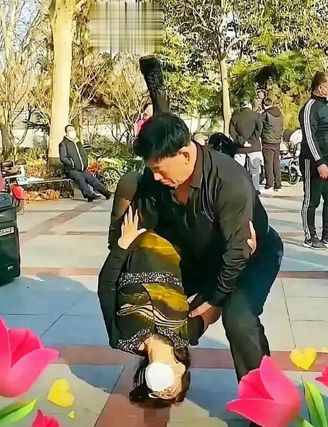 看看人家的广场舞水平多高！[赞][赞][赞]